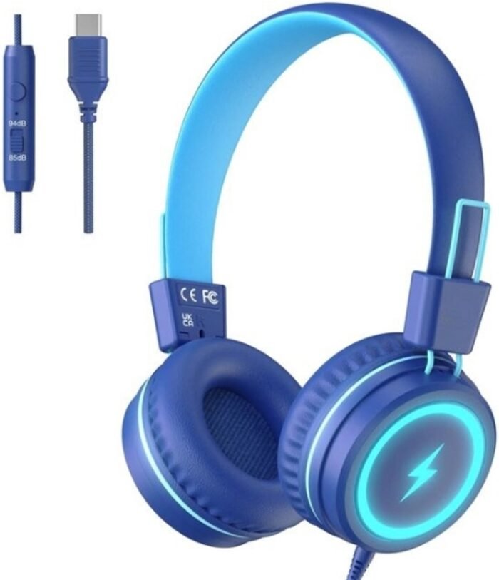 StayPowered Kinderhoofdtelefoon - Veilig en Stijlvol met LED-Verlichting - USB-C Aansluiting - Volumelimiet 85/94 dB - Ingebouwde Microfoon - Opvouwbaar en Lichtgewicht - Zachte Oorkussens - Stereo Geluid - Blauw - Levering Sneller dan Aangegeven!