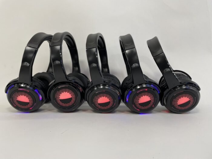 Silent Disco Starterspakket 5 - met 5 oplaadbare koptelefoons (SDH41), 1 zender en oplaadkabels