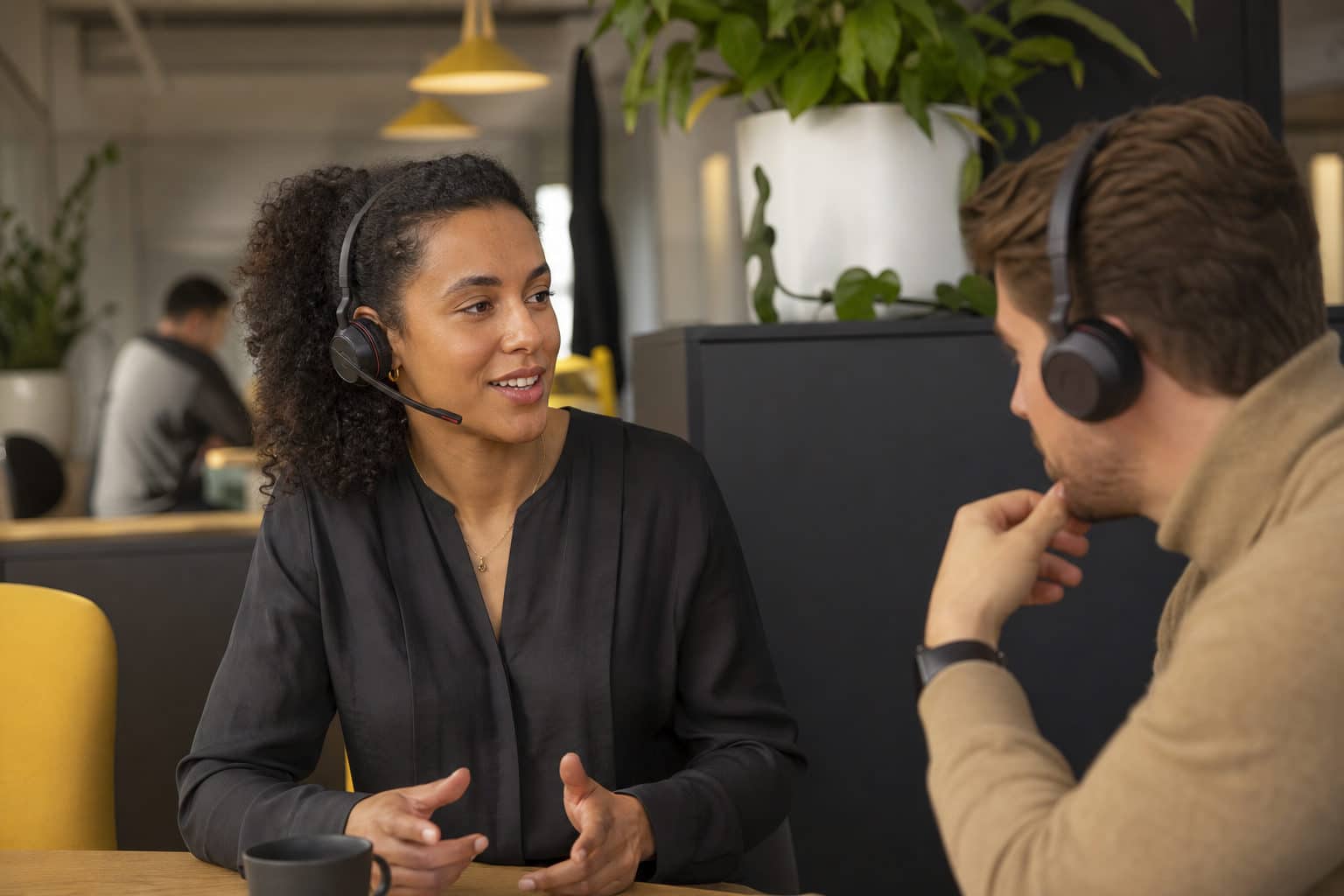 Jabra headset: foto bij artikel over jabra's visie op hybride werken in drie generaties